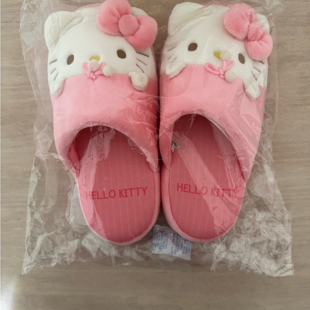 Hello Kitty Character Shaped Warm Slippers Made in Japan (NWT) - Picture 4 of 5